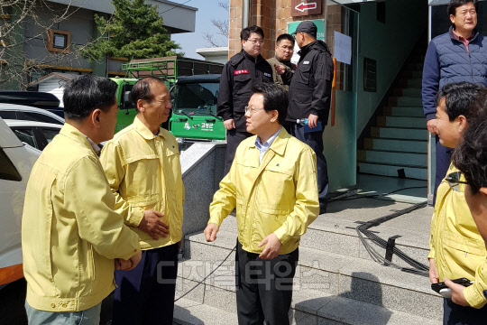 5일 김광수 NH농협금융지주 회장(왼쪽 세번째)이 강원도 산불 피해 현장을 찾아 피해 상황을 파악한 뒤, 최문순 강원도지사(왼쪽 두번째)와 농협금융의 산불피해 지원 방안에 대해 이야기하고 있다. NH농협금융지주 제공.